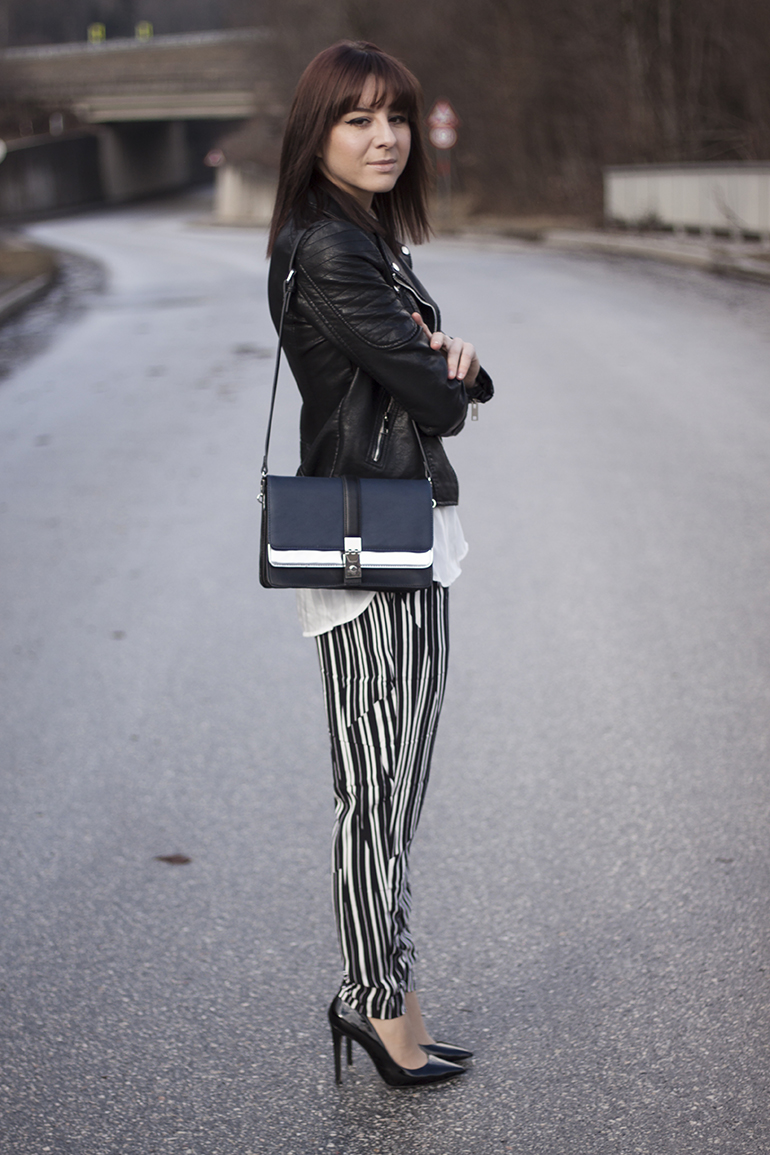 Streifenhose, schwarze Lederjacke, weiße Bluse, Tasche silber Zara, Pumps Buffalo Sarenza