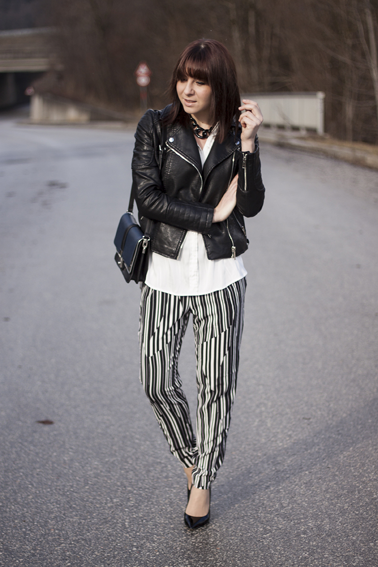 Streifenhose, schwarze Lederjacke, weiße Bluse, Tasche silber Zara, Pumps Buffalo Sarenza