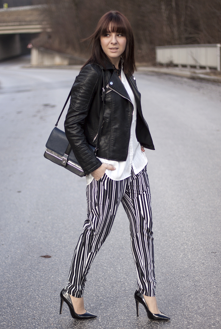 Streifenhose, schwarze Lederjacke, weiße Bluse, Tasche silber Zara, Pumps Buffalo Sarenza