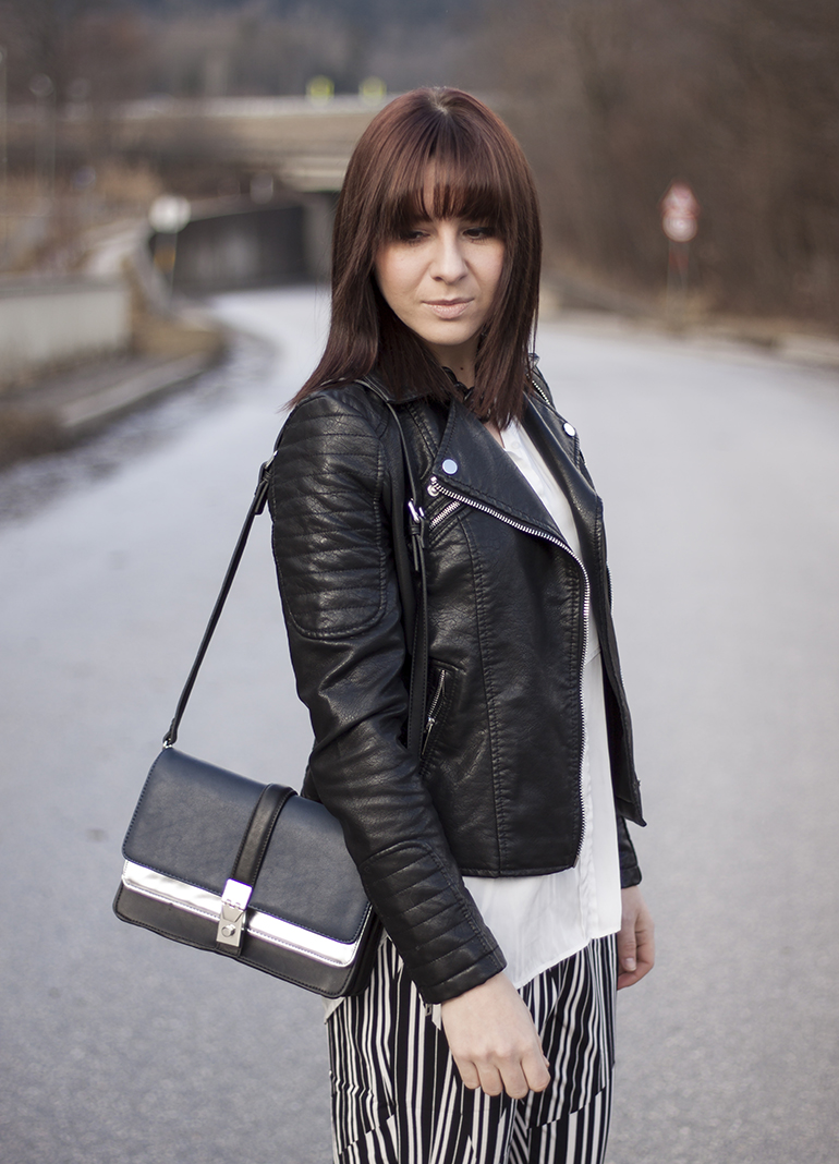 Streifenhose, schwarze Lederjacke, weiße Bluse, Tasche silber Zara, Pumps Buffalo Sarenza