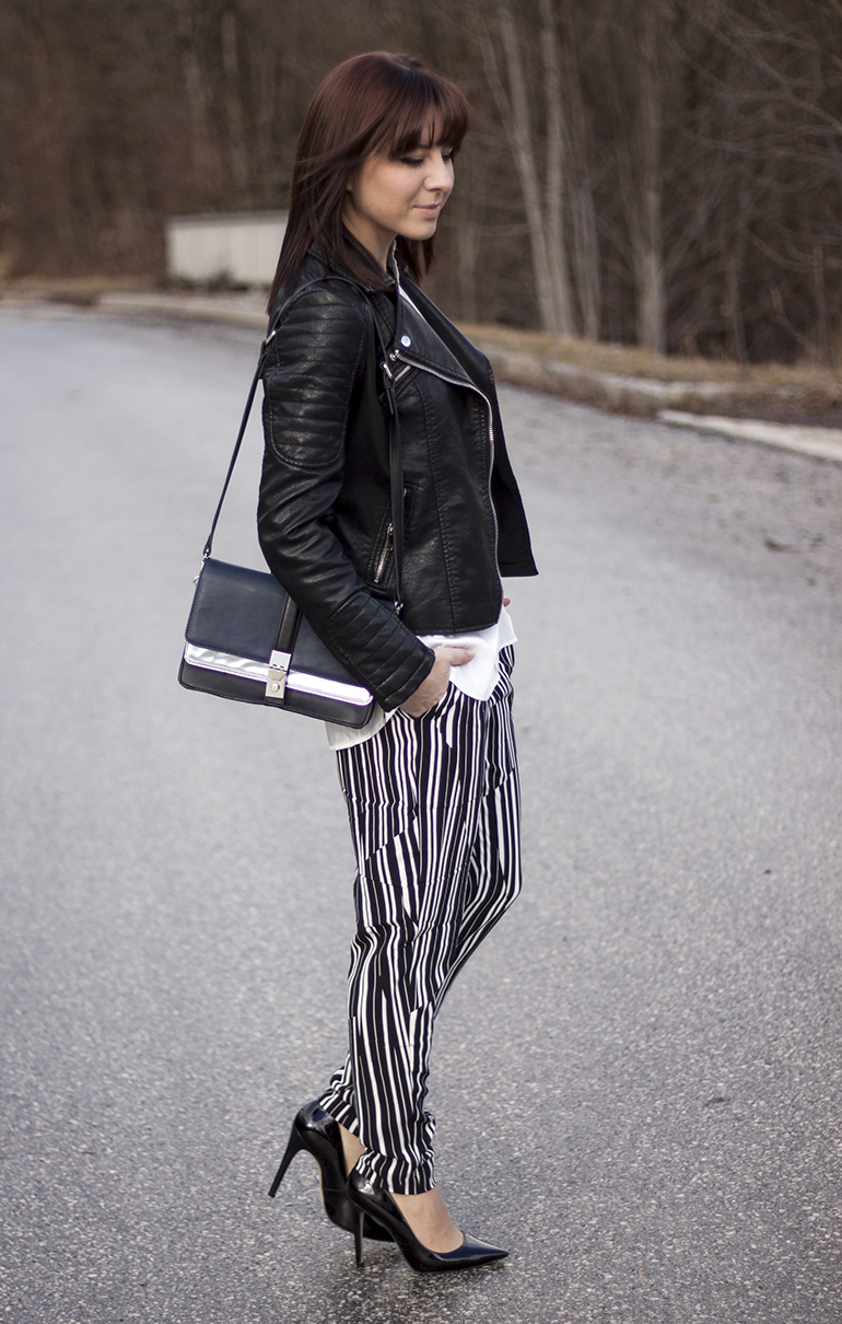 Streifenhose, schwarze Lederjacke, weiße Bluse, Tasche silber Zara, Pumps Buffalo Sarenza