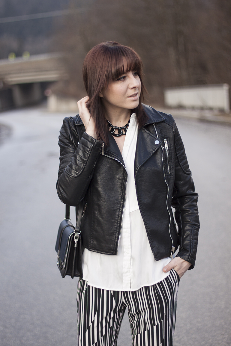 Streifenhose, schwarze Lederjacke, weiße Bluse, Tasche silber Zara, Pumps Buffalo Sarenza