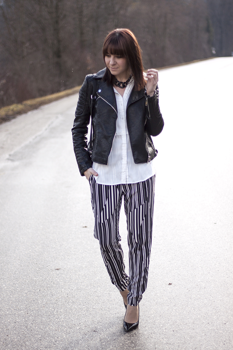 Streifenhose, schwarze Lederjacke, weiße Bluse, Tasche silber Zara, Pumps Buffalo Sarenza