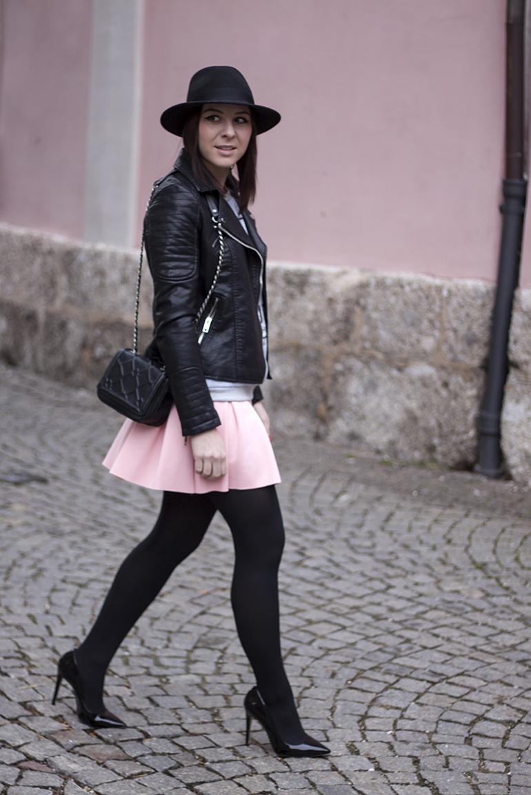 rosa Scuba-Rock Zara, Print Shirt Attitude Zara, Lederjacke Zara, Pumps Buffalo