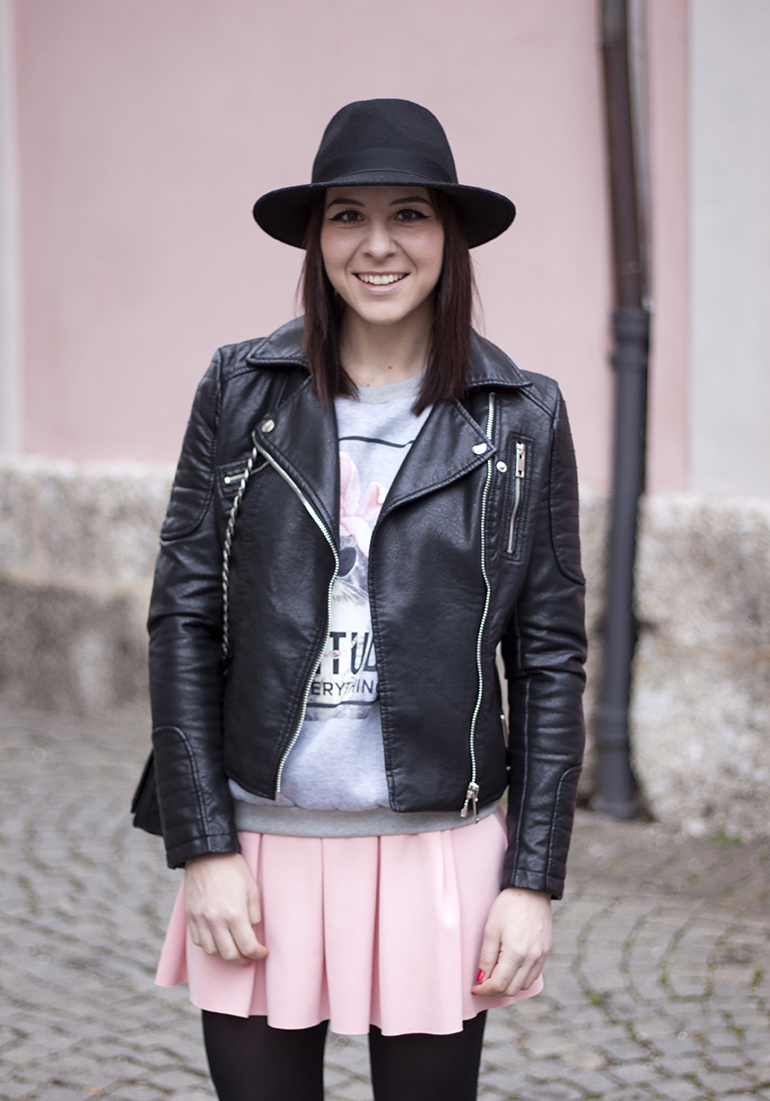 rosa Scuba-Rock Zara, Print Shirt Attitude Zara, Lederjacke Zara, Pumps Buffalo