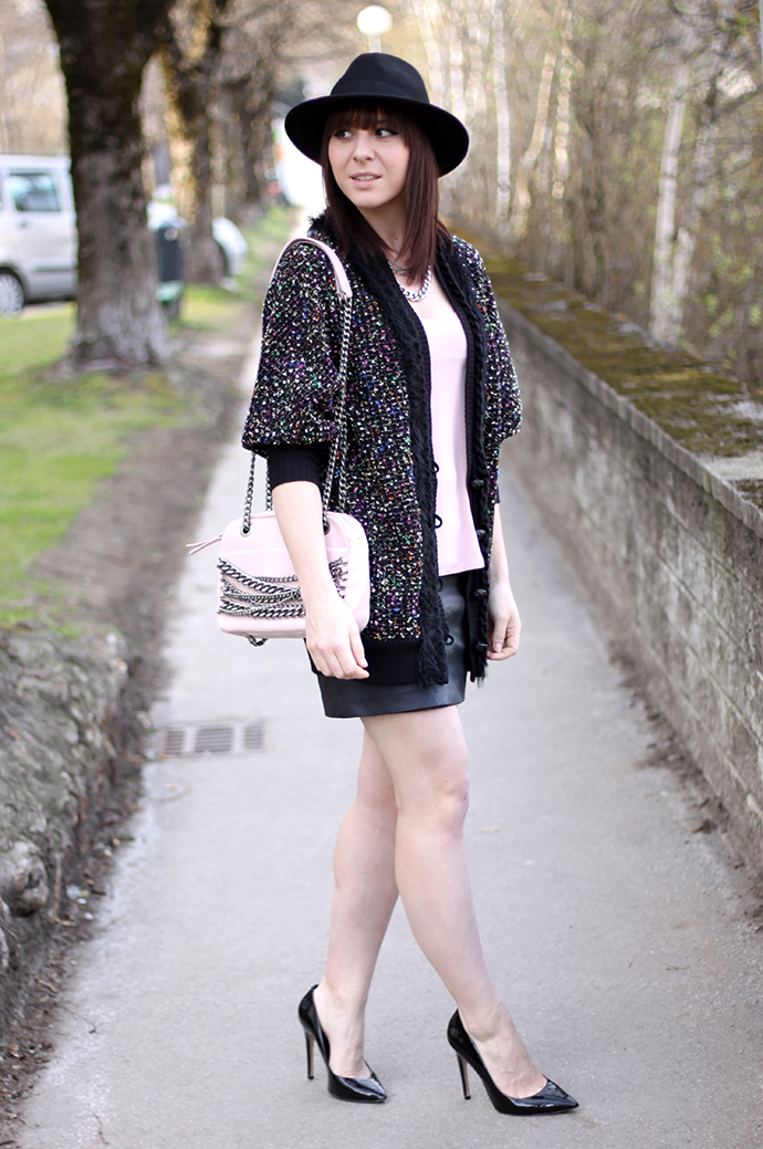 whoismocca, Cardigan Ana Alcazar, Lederrock, Camisole Shirt rosa, rosa Tasche mit Ketten Zara, Pumps Buffalo Sarenza