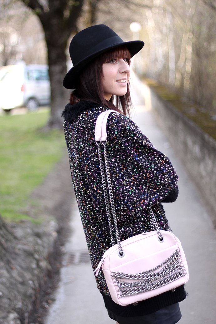 whoismocca, Cardigan Ana Alcazar, Lederrock, Camisole Shirt rosa, rosa Tasche mit Ketten Zara, Pumps Buffalo Sarenza