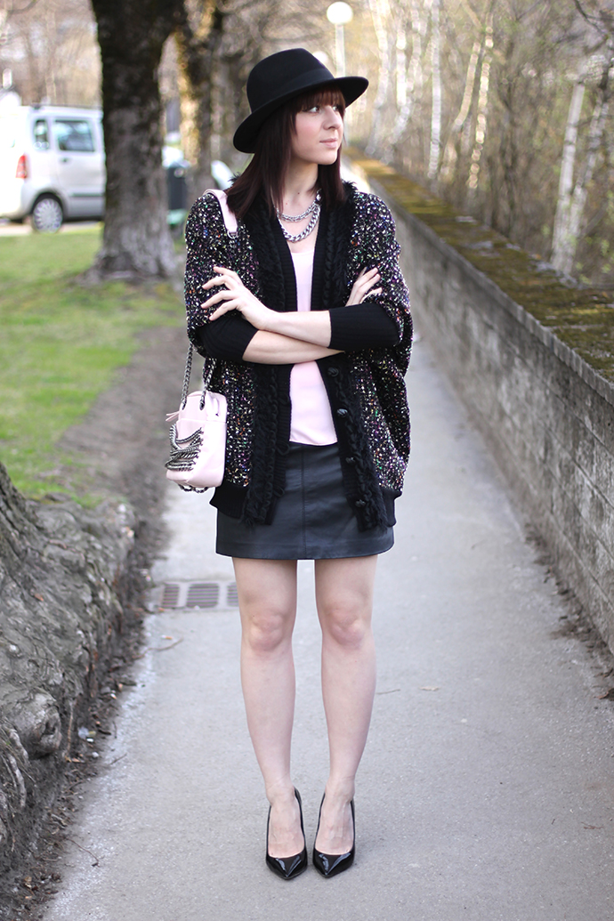 whoismocca, Cardigan Ana Alcazar, Lederrock, Camisole Shirt rosa, rosa Tasche mit Ketten Zara, Pumps Buffalo Sarenza