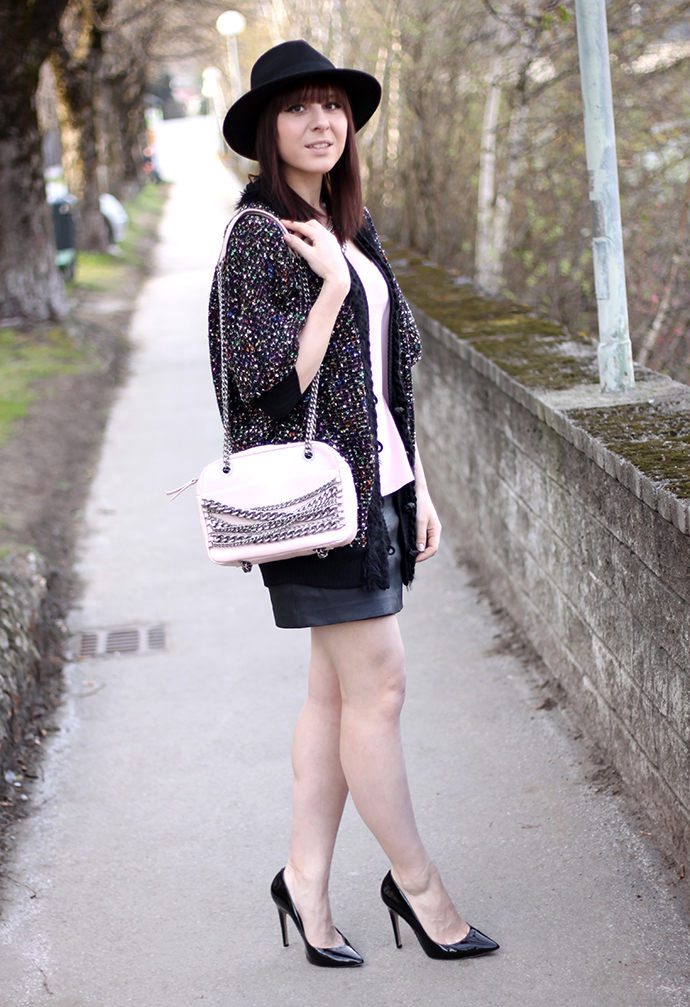 whoismocca, Cardigan Ana Alcazar, Lederrock, Camisole Shirt rosa, rosa Tasche mit Ketten Zara, Pumps Buffalo Sarenza