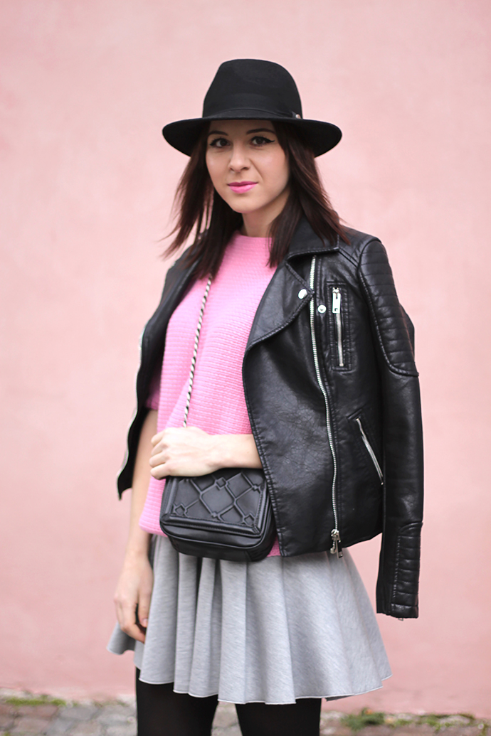 whoismocca, scuba-rock, rosa pullover zara, lederjacke zara, wedges mit durchsichtigem stöckel absatz