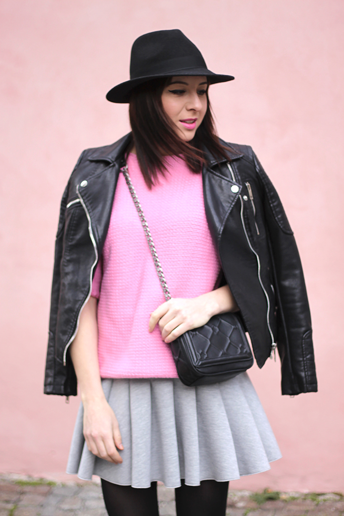 whoismocca, scuba-rock, rosa pullover zara, lederjacke zara, wedges mit durchsichtigem stöckel absatz