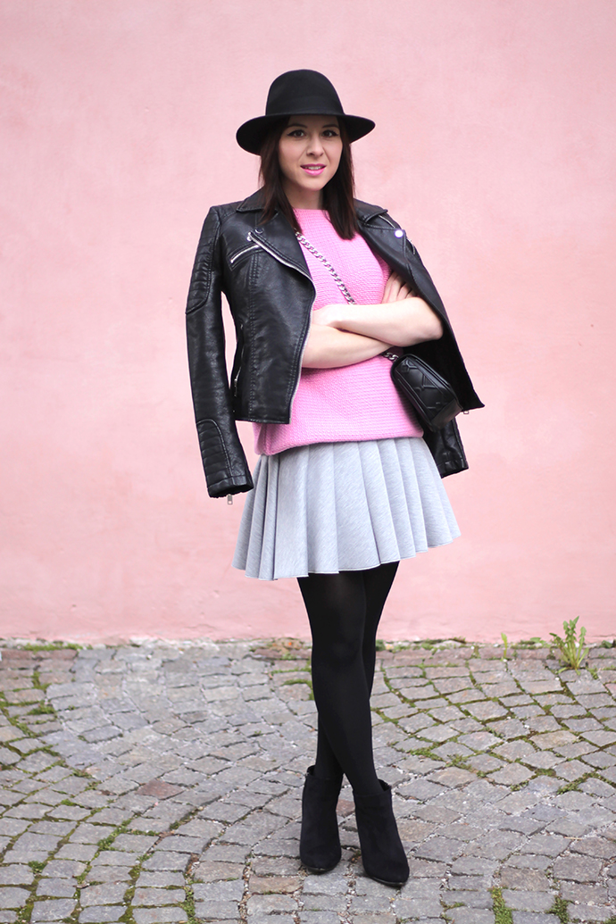 whoismocca, scuba-rock, rosa pullover zara, lederjacke zara, wedges mit durchsichtigem stöckel absatz