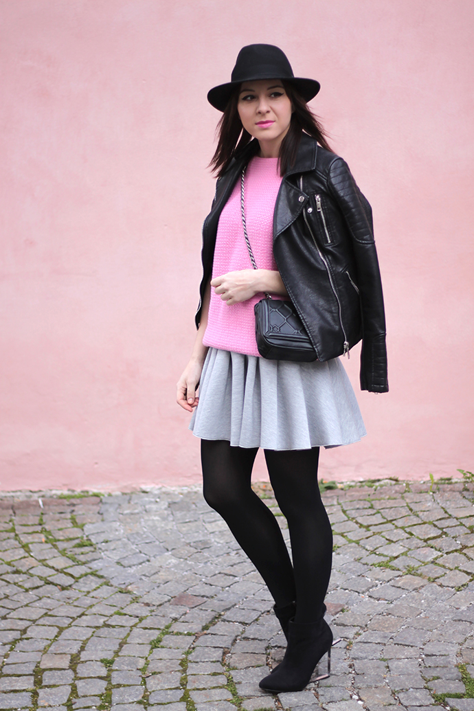 whoismocca, scuba-rock, rosa pullover zara, lederjacke zara, wedges mit durchsichtigem stöckel absatz