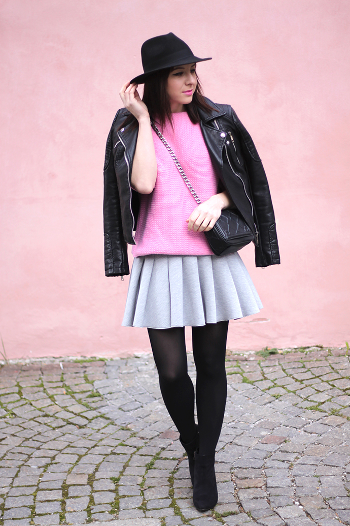 whoismocca, scuba-rock, rosa pullover zara, lederjacke zara, wedges mit durchsichtigem stöckel absatz