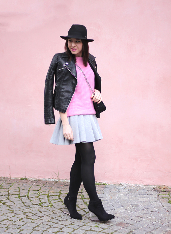 whoismocca, scuba-rock, rosa pullover zara, lederjacke zara, wedges mit durchsichtigem stöckel absatz