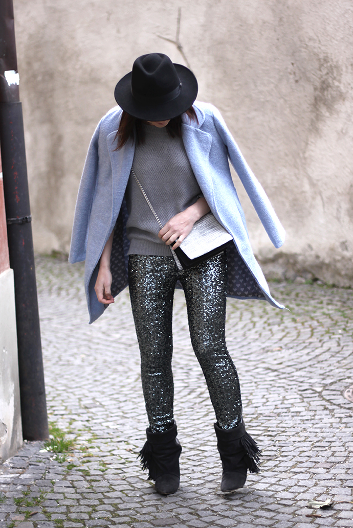 Dresslily hellblauer Mantel, Supertrash Hose Pailletten, Isabel Marant pour H&M Boots, 