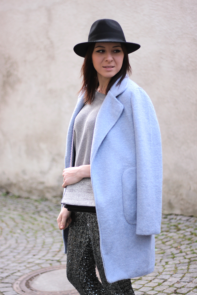 Dresslily hellblauer Mantel, Supertrash Hose Pailletten, Isabel Marant pour H&M Boots, 