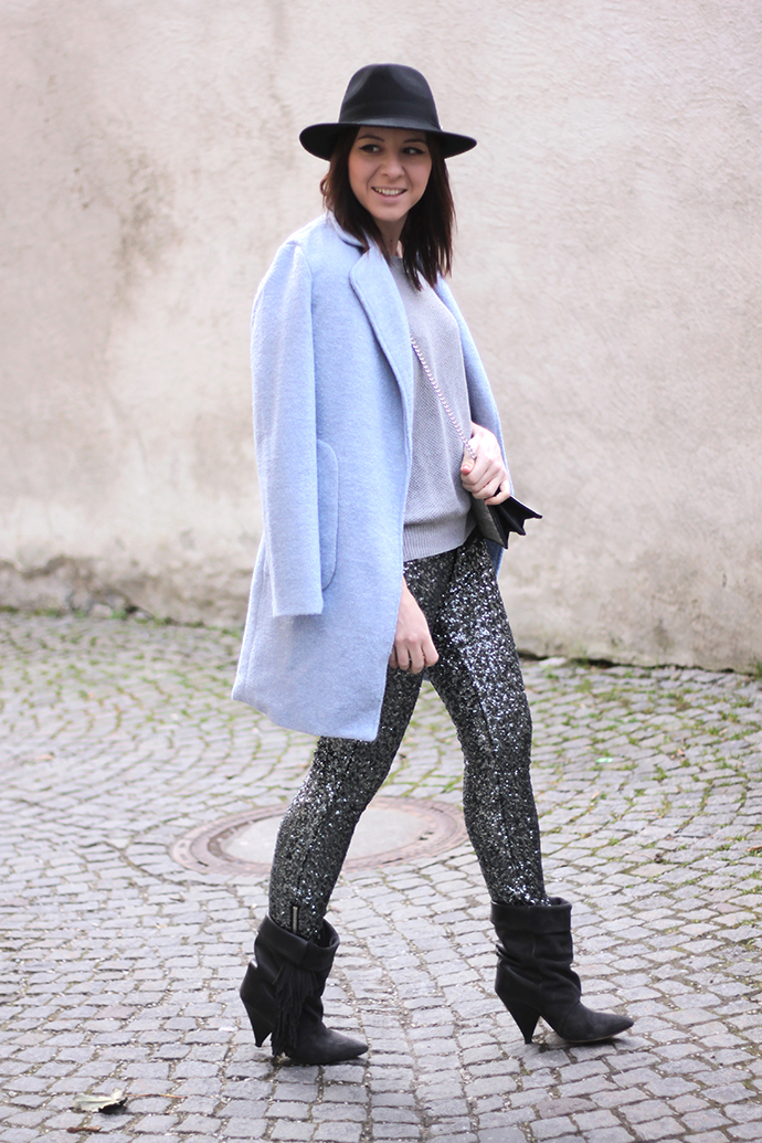 Dresslily hellblauer Mantel, Supertrash Hose Pailletten, Isabel Marant pour H&M Boots, 