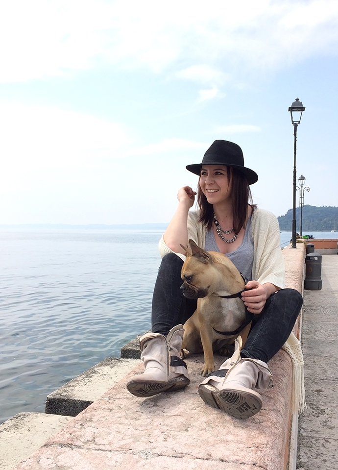 whoismocca, lago di garda, lazise, bardolino, see, airstep boots, keilabsatz wedge, jeans, highwaist, cardigan fringe, hut, französische bulldogge