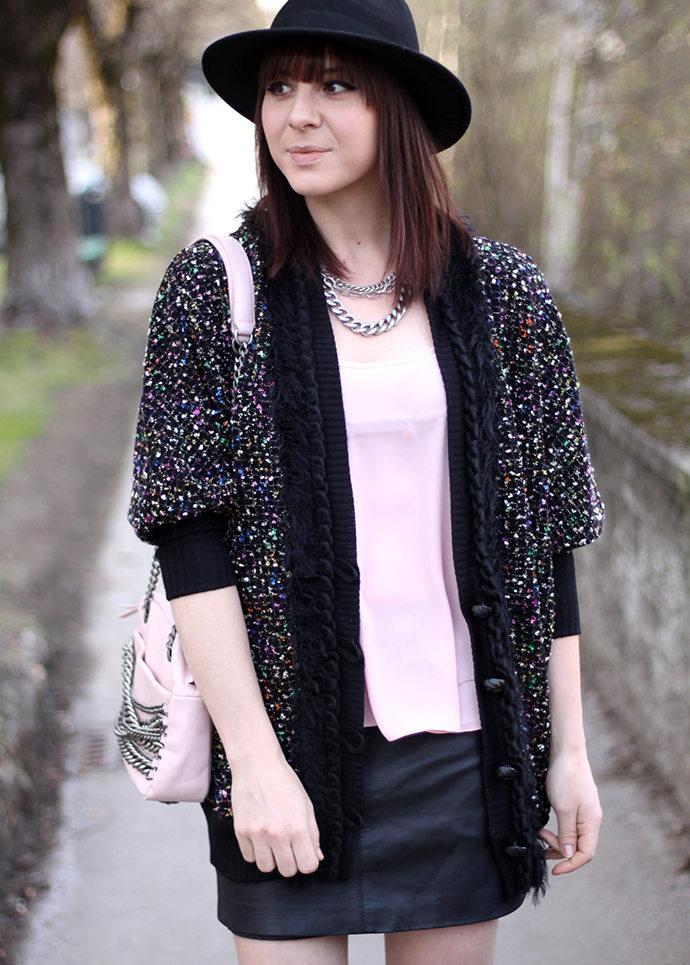 whoismocca, Cardigan Ana Alcazar, Lederrock, Camisole Shirt rosa, rosa Tasche mit Ketten Zara, Pumps Buffalo Sarenza