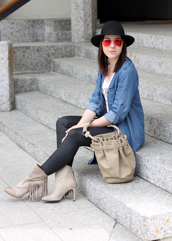 whoismocca, Fransenboots, Isabel Marant lookalike, Maniolos, womanday, jeans, jeanshemd, jeanskleid, jeanscardigan, alexander wang lookalike, studded hobo bucket bag, ray ban mirrored rot gelb