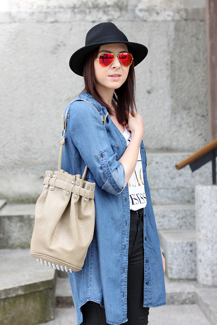 whoismocca, Fransenboots, Isabel Marant lookalike, Maniolos, womanday, jeans, jeanshemd, jeanskleid, jeanscardigan, alexander wang lookalike, studded hobo bucket bag, ray ban mirrored rot gelb