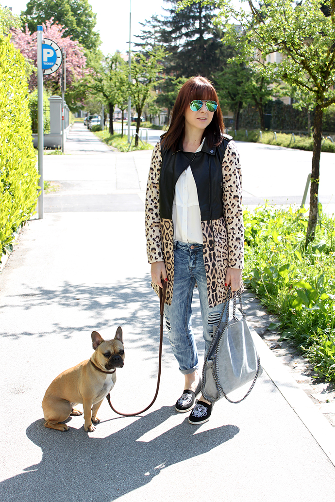 whoismocca, fashionblogger, fashion union boyfriend jeans, noisy may leopard trenchcoat, bluse H&M, flats kenzo espadrilles sarenza, stella mccartney lookalike falabella bag