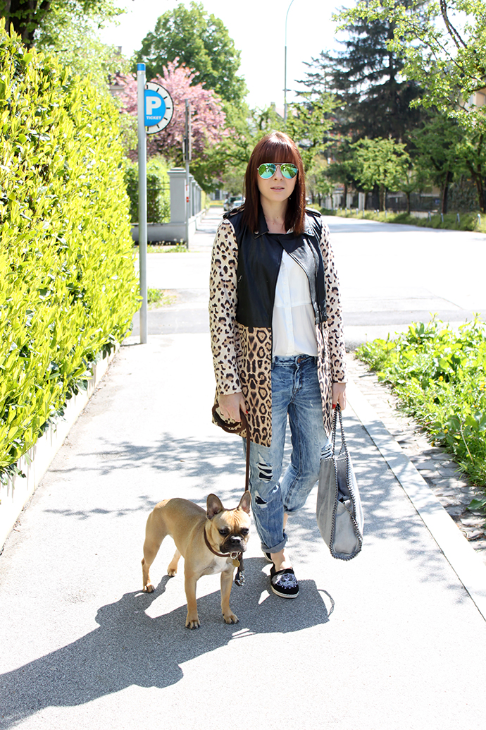 whoismocca, fashionblogger, fashion union boyfriend jeans, noisy may leopard trenchcoat, bluse H&M, flats kenzo espadrilles sarenza, stella mccartney lookalike falabella bag