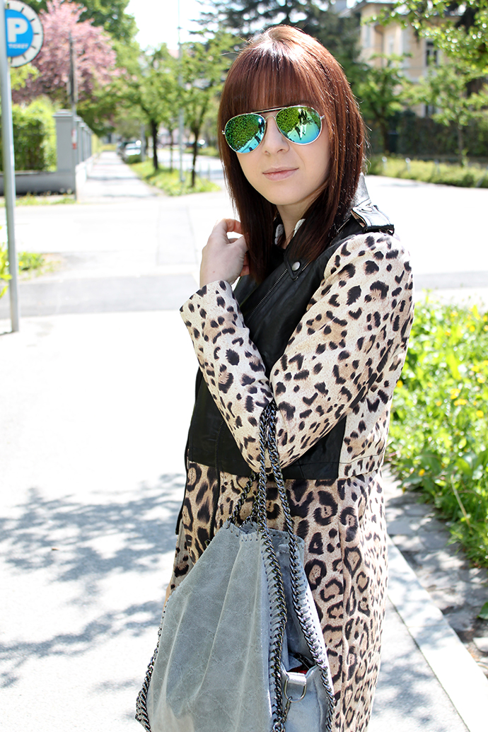 whoismocca, fashionblogger, fashion union boyfriend jeans, noisy may leopard trenchcoat, bluse H&M, flats kenzo espadrilles sarenza, stella mccartney lookalike falabella bag