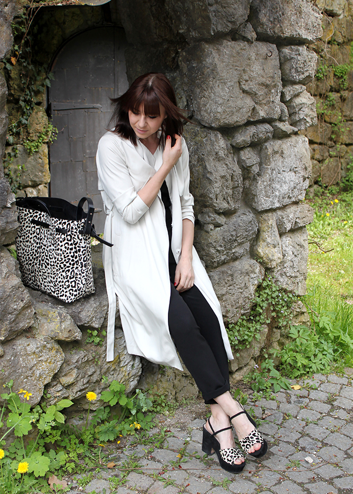 whoismocca, little mistress jumpsuit, trenchcoat H&M, plateau sandalen zara, animal print shopper zara