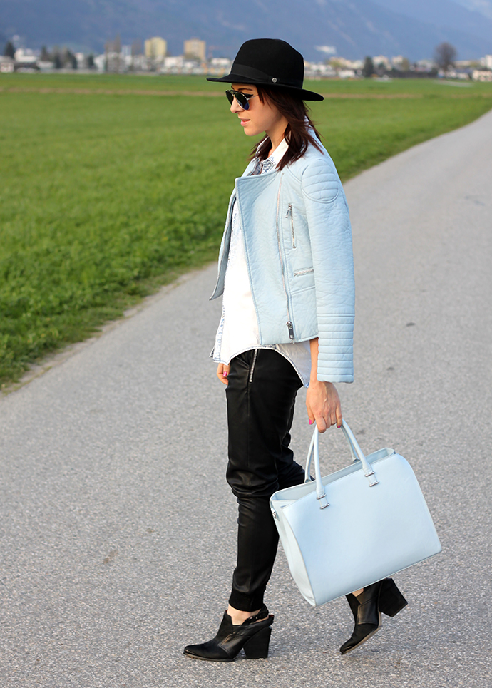 whoismocca, hellblaue Lederjacke, Leder Jogginghose, Jeanshemd, hellblaue Tasche, Forever21 Mules, Hut, mirrored Sunglasses