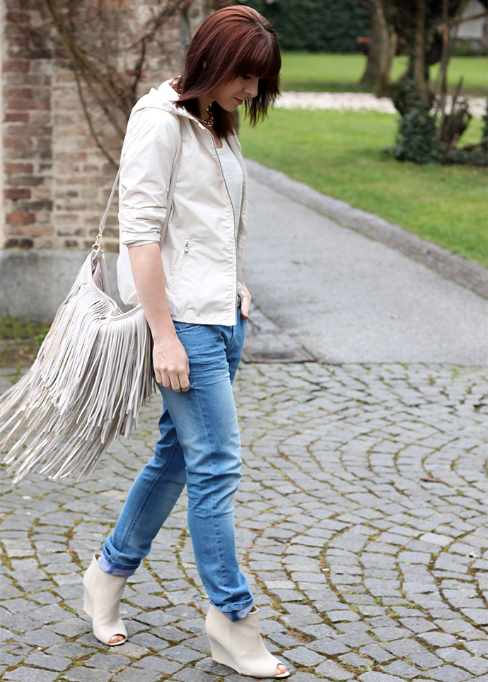 whoismocca, opus fashion, boyfriend jeans, shirt, wedges cos, nylon jacke, sportliche jacke, fransen hobo bag H&M Trend