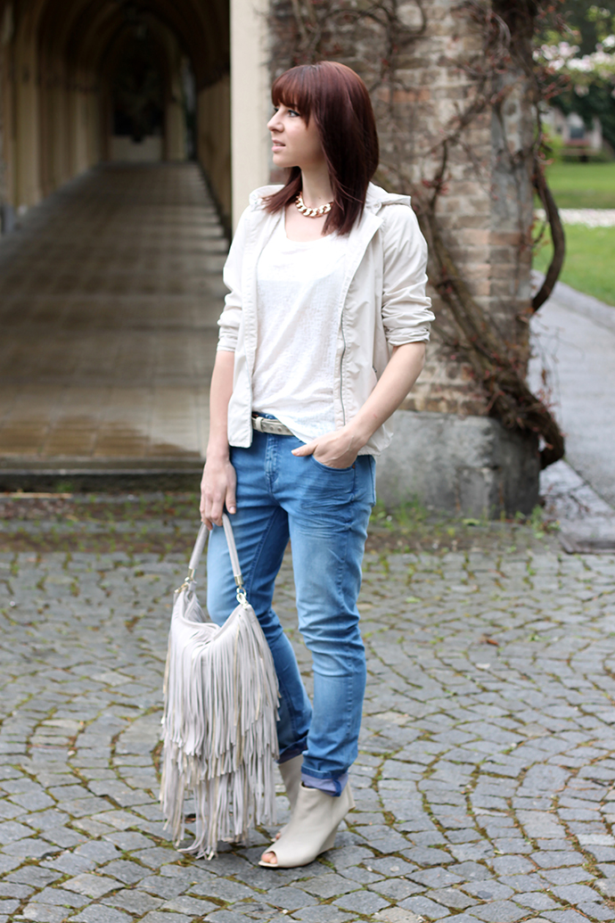 whoismocca, opus fashion, boyfriend jeans, shirt, wedges cos, nylon jacke, sportliche jacke, fransen hobo bag H&M Trend