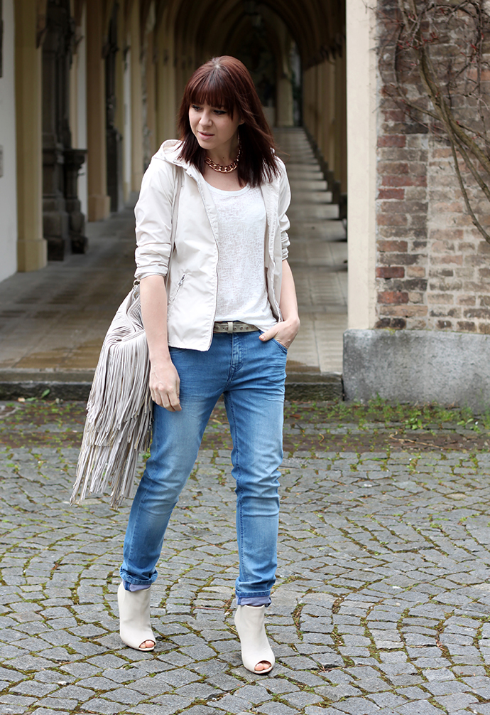 whoismocca, opus fashion, boyfriend jeans, shirt, wedges cos, nylon jacke, sportliche jacke, fransen hobo bag H&M Trend