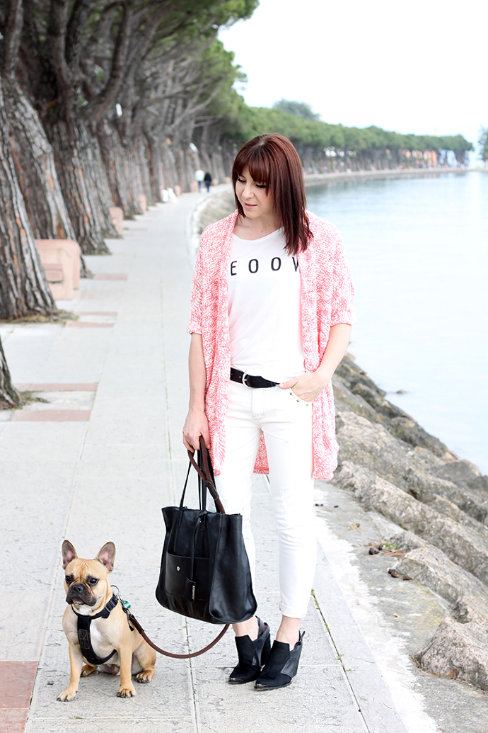 whoismocca, boyfriend jeans weiß, weißes Printshirt, cardigan noisy may pink, mules schwarz forever21, gianni chiarini shopper, französische bulldogge, gardasee, peschiera, lago di garda