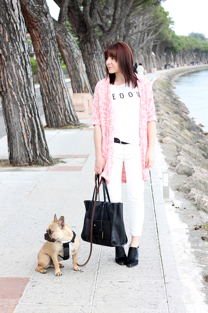 whoismocca, boyfriend jeans weiß, weißes Printshirt, cardigan noisy may pink, mules schwarz forever21, gianni chiarini shopper, französische bulldogge, gardasee, peschiera, lago di garda