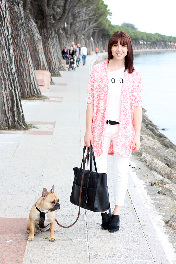 whoismocca, boyfriend jeans weiß, weißes Printshirt, cardigan noisy may pink, mules schwarz forever21, gianni chiarini shopper, französische bulldogge, gardasee, peschiera, lago di garda