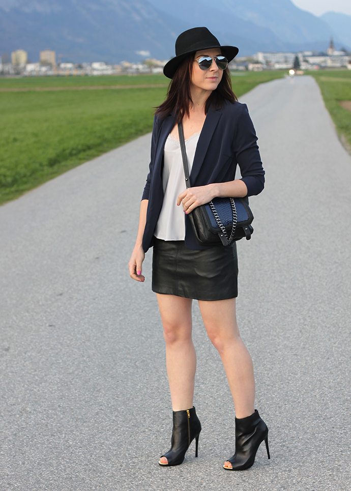 whoismocca, Lederrock, Zara, Steve Madden Cut Out Stiefeletten, Blazer, Lingerie Shirt, H&M Trend Tasche