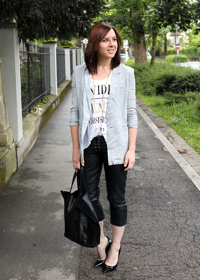 whoismocca, austrian fashionblogger, vintage lederhose, buffalo pumps sarenza, printshirt, persunmall blazer grau, shopper zara leder