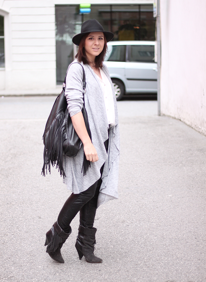 whoismocca, austrian fashionblogger, oesterreich, blog tirol, gesteppte Lederhose Asos, Cardigan Oasap, Ledertasche Fransen Primark, Isabel Marant pour H&M Boots, weiße Bluse H&M, Hut Lierys, Fedora Hut, asymmetrischer Cardigan