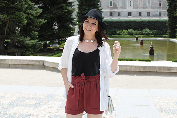 who is mocca, austrian fashionblogger, fashionblog tirol, high waist shorts rot zara, bluse H&M, camisole shirt zara, boots asos