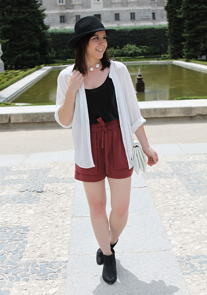 who is mocca, austrian fashionblogger, fashionblog tirol, high waist shorts rot zara, bluse H&M, camisole shirt zara, boots asos