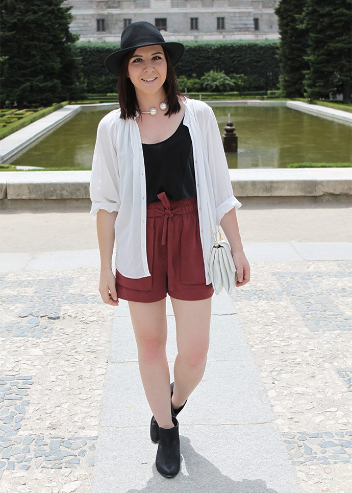 who is mocca, austrian fashionblogger, fashionblog tirol, high waist shorts rot zara, bluse H&M, camisole shirt zara, boots asos