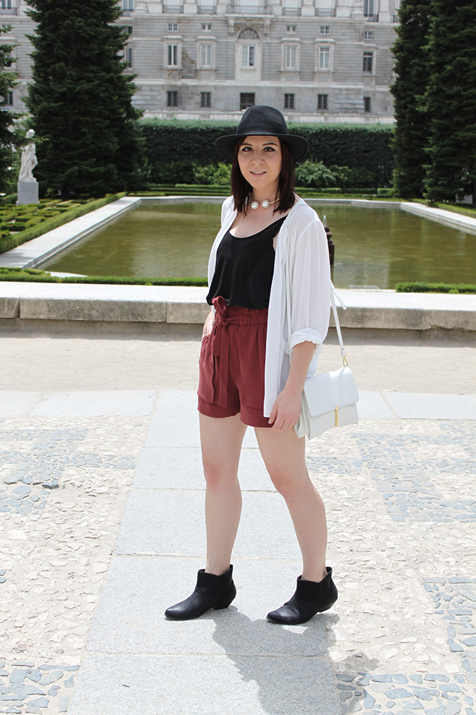 who is mocca, austrian fashionblogger, fashionblog tirol, high waist shorts rot zara, bluse H&M, camisole shirt zara, boots asos