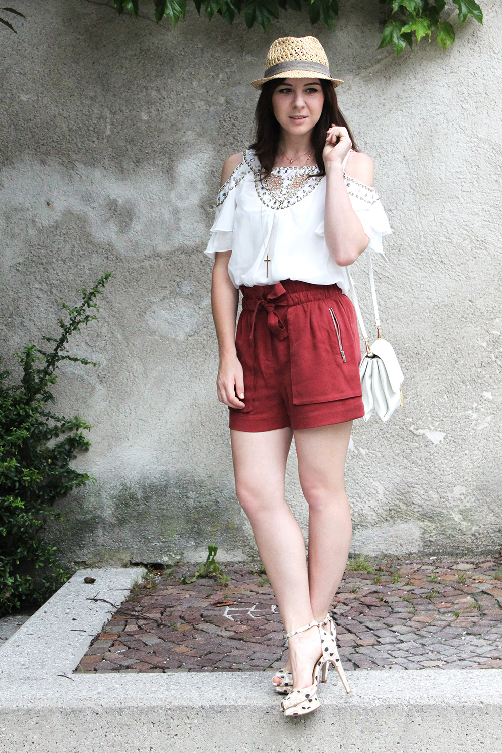 who is mocca, fashionblog tirol, fashionblog austria, rote high waist shorts zara, high heels print zara, tunika steine cityrack, ledertasche zara, strohhut H&M men, kreuz kette H&M