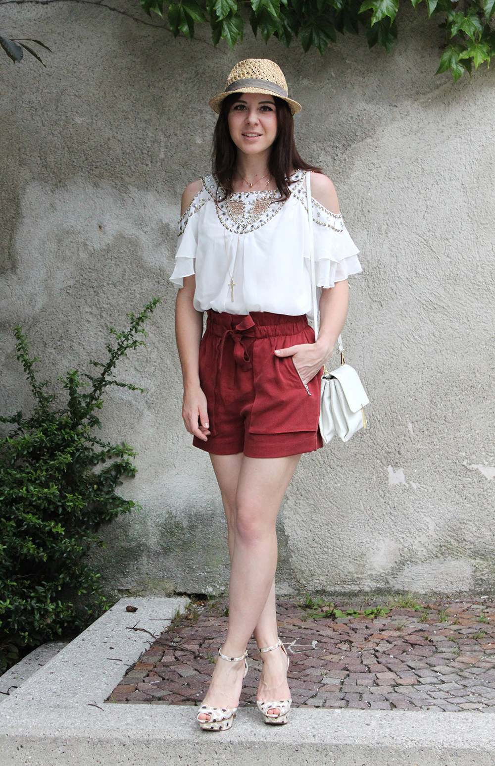 who is mocca, fashionblog tirol, fashionblog austria, rote high waist shorts zara, high heels print zara, tunika steine cityrack, ledertasche zara, strohhut H&M men, kreuz kette H&M