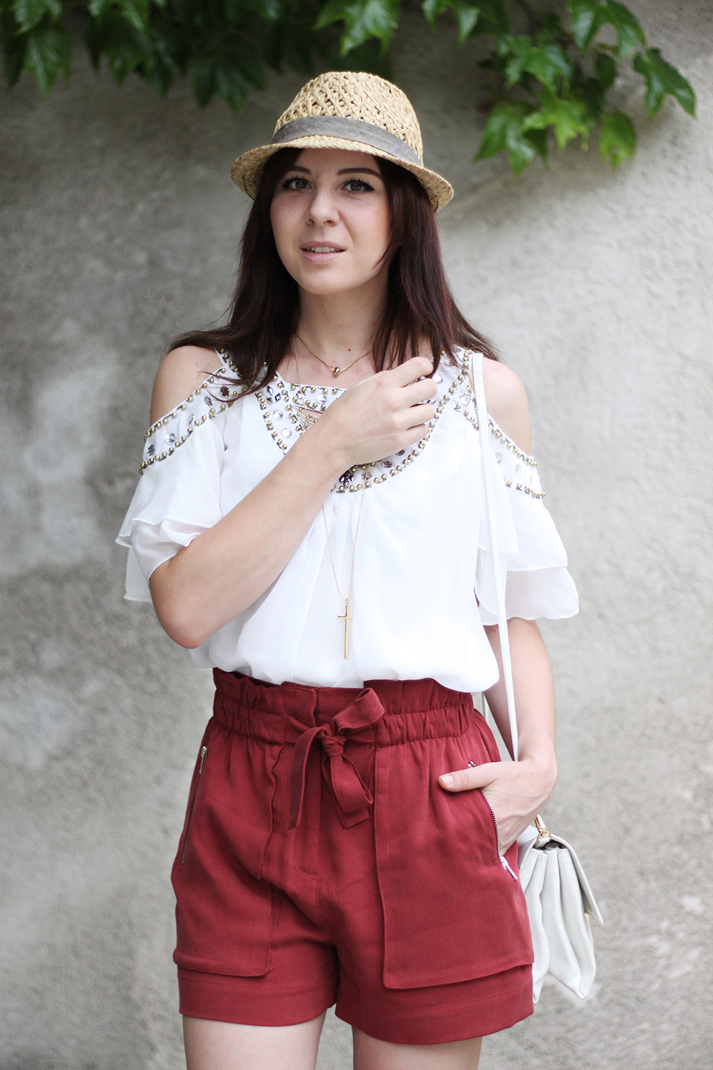 who is mocca, fashionblog tirol, fashionblog austria, rote high waist shorts zara, high heels print zara, tunika steine cityrack, ledertasche zara, strohhut H&M men, kreuz kette H&M