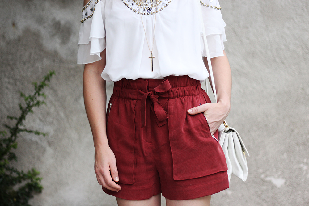 who is mocca, fashionblog tirol, fashionblog austria, rote high waist shorts zara, high heels print zara, tunika steine cityrack, ledertasche zara, strohhut H&M men, kreuz kette H&M