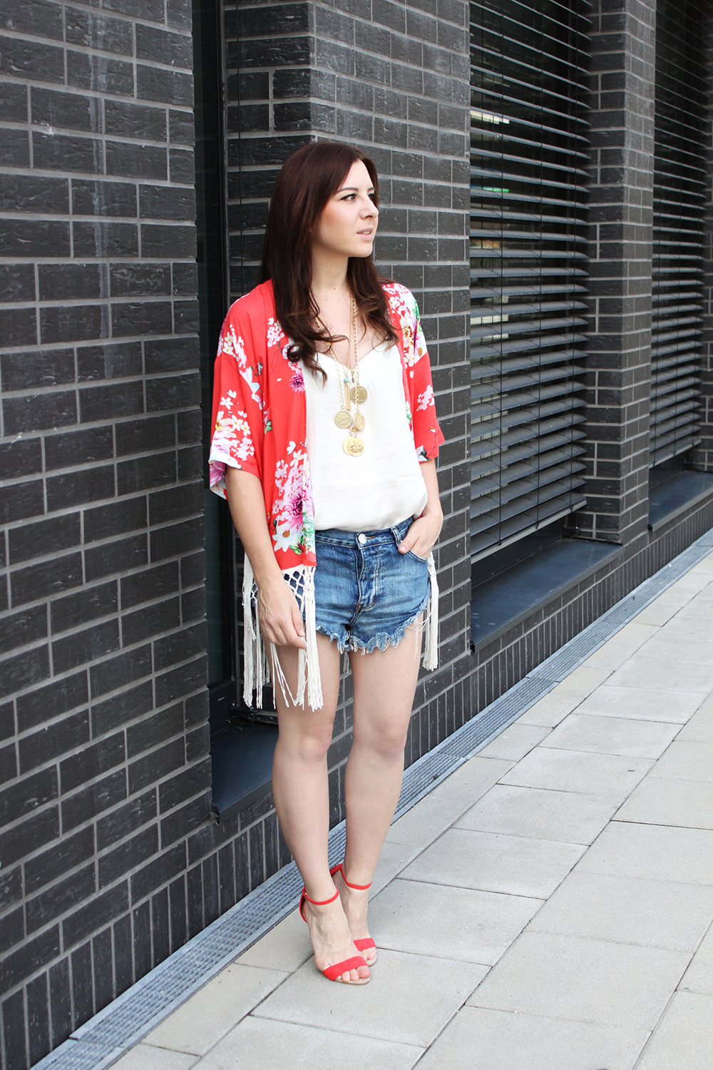 who is mocca? fashionblog tirol, fashionblog österreich, fashionblog deutschland, kimono, blumenkimono, fransen kimono, lilylulu onlineshop kimono, one teaspoon shorts, new yorker shirt, statementkette asos, pumps primark, sandaletten orange nude, great lengths extension