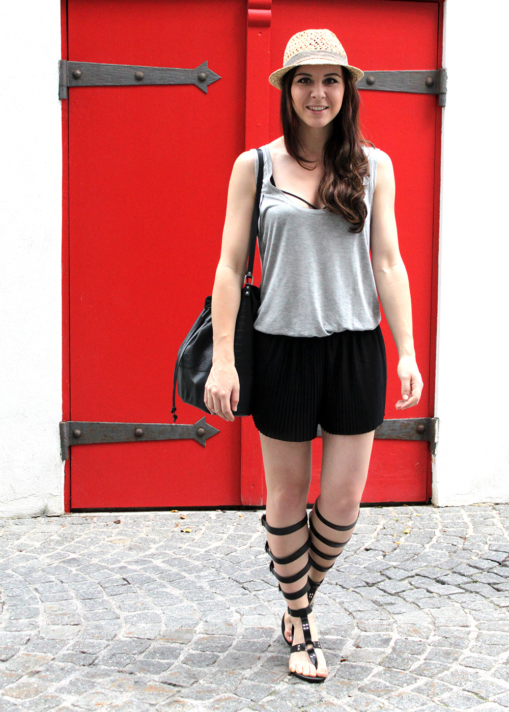 who is mocca, fashionblog austria, fashionblog tirol, plissee shorts, römersandalen zara, gladiator sandalen, pieces bucket bag, sarenza beuteltasche schwarz, basic shirt, strap bh, bra let straps, strohhut H&M